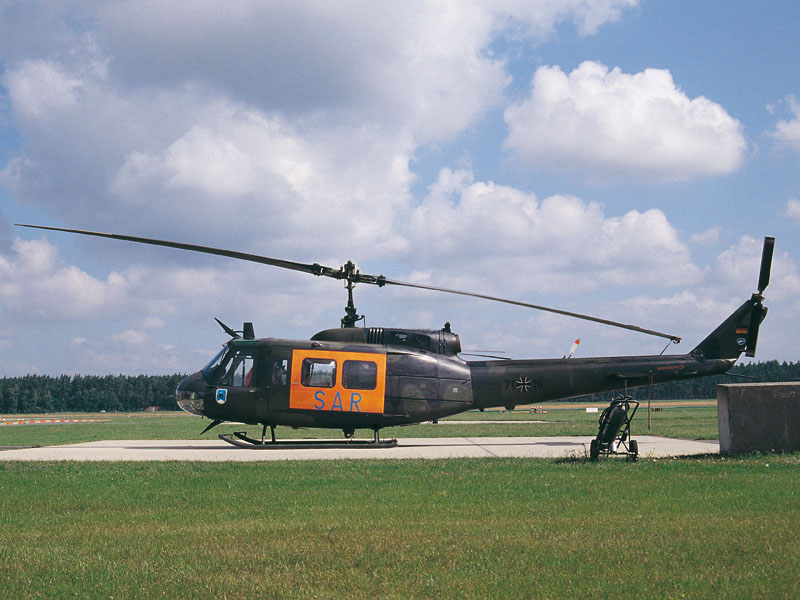 Bild eines Helikopters auf dem Landefeld.