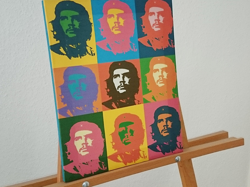 Staffelei mit bunten Pop-Art-Bildern von Che Guevara.
