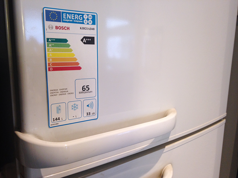 Bild einer Kühl-/Gefrierkombination, auf dem das neue EU-Label zur Energieeffizienz des Gerätes aufgeklebt ist.