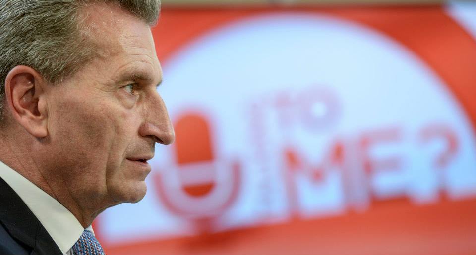 Profilaufnahme von Günther Oettinger vor dem Logo der Talksendung "U Talking to Me?"