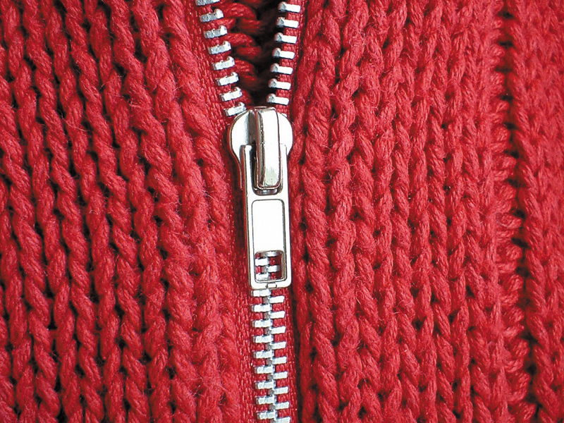 roter Wollpullover mit Reißverschluss