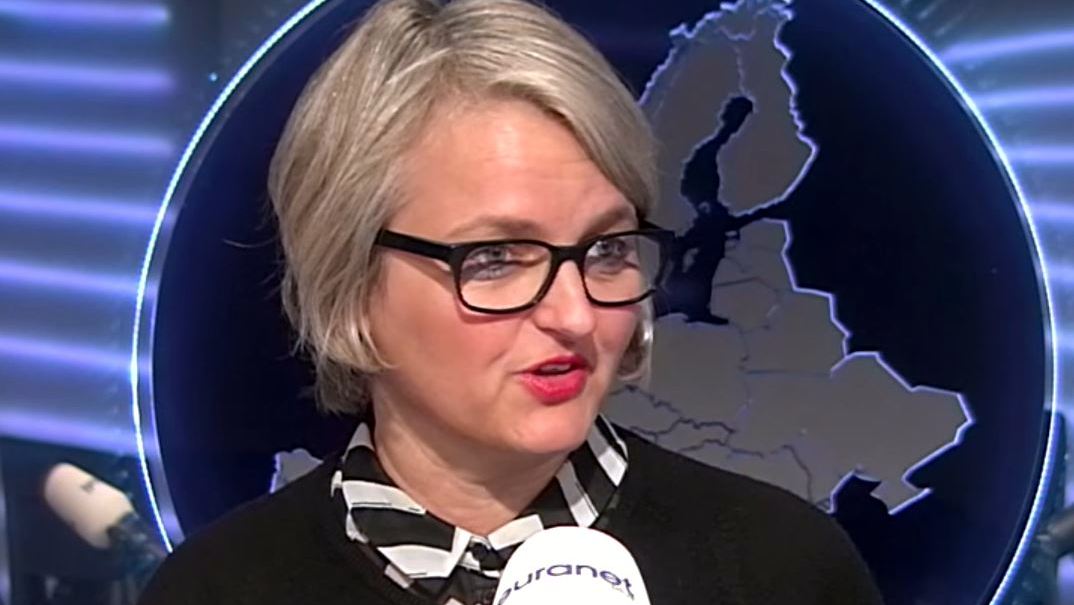 Potrait der Euranet Plus-Jornalistin Deniéle Weber.
