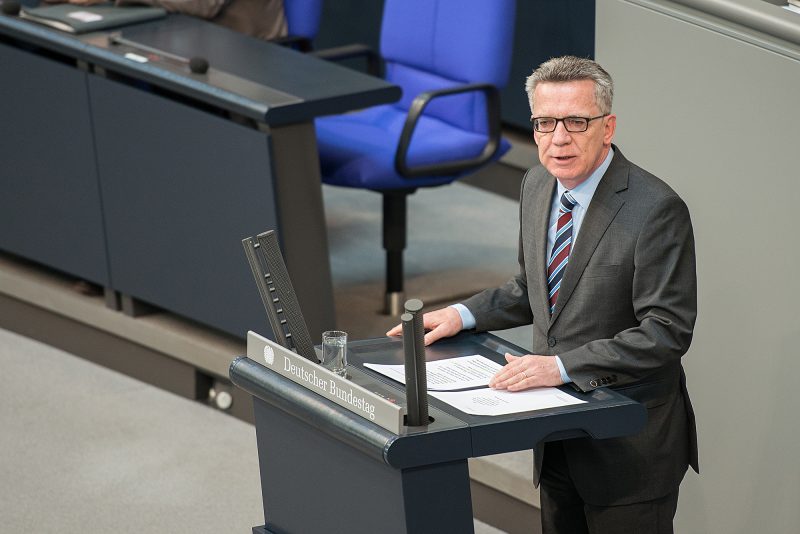 Thomas de Maiziere am Rednerpult im deutschen Bundestag