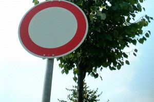Verkehrsschild "Durchfahrt verboten" vor einem Laubbaum.