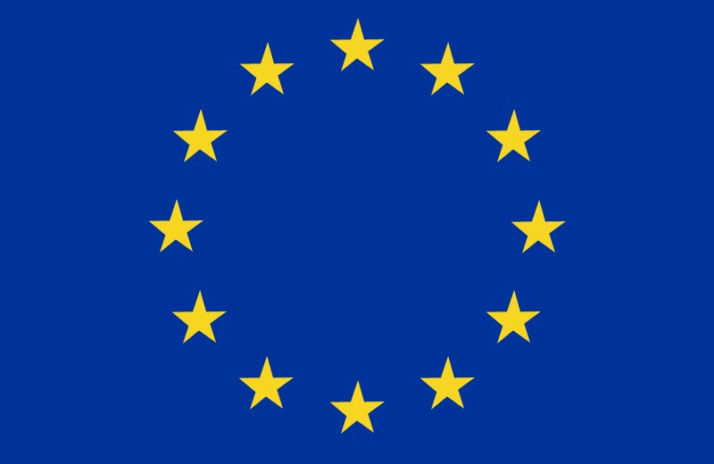 Die offizielle Flagge der europäischen Union mit im Kreis angeordneten gelben Sternen auf dunkelblauem Grund