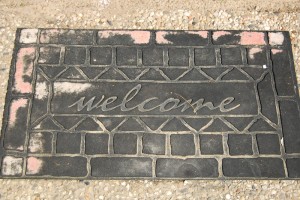 Fußmatte aus schwarzem Gummi mit Schriftzug "welcome".