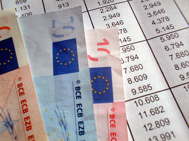Mehrere Euro-Scheine liegen auf einem Blatt mit einer Kalkulation.
