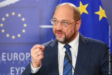 Bild des Präsidenten des Europäischen Parlamentes, Martin Schulz, vor EU-Flaggen.