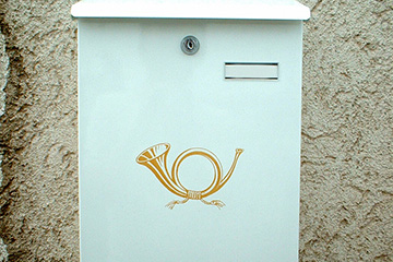 Briefkasten mit Post-Symbol