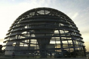 Außenaufnahme der Kuppel am Bundestag in Berlin.