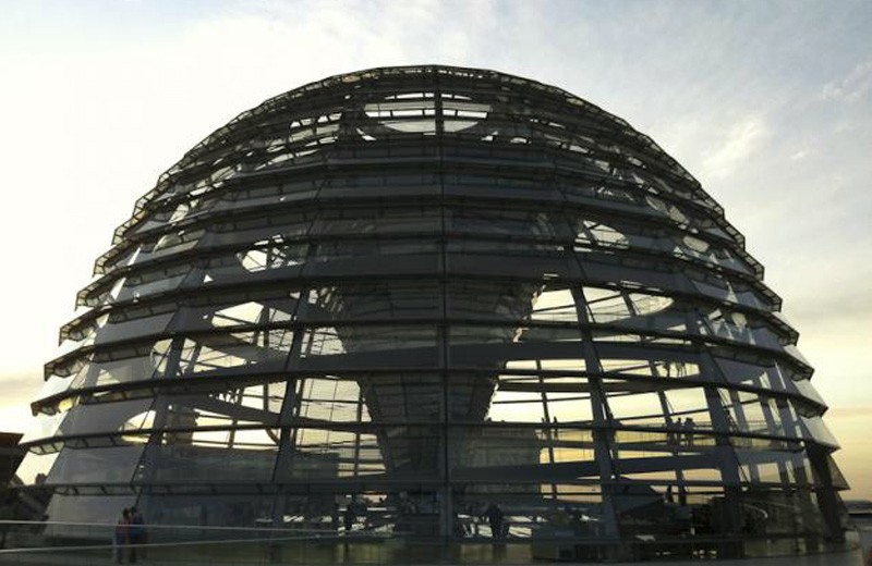 Außenaufnahme der Kuppel am Bundestag in Berlin.