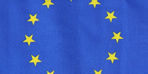 Nahaufnahme des Sternenkreises auf einer EU-Flagge.
