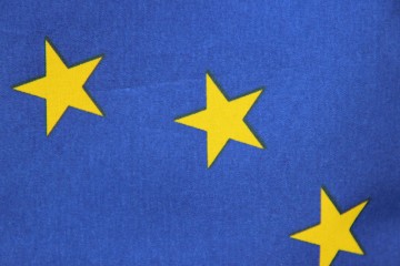 Ausschnitt mit drei Sternen aus der EU-Flagge.