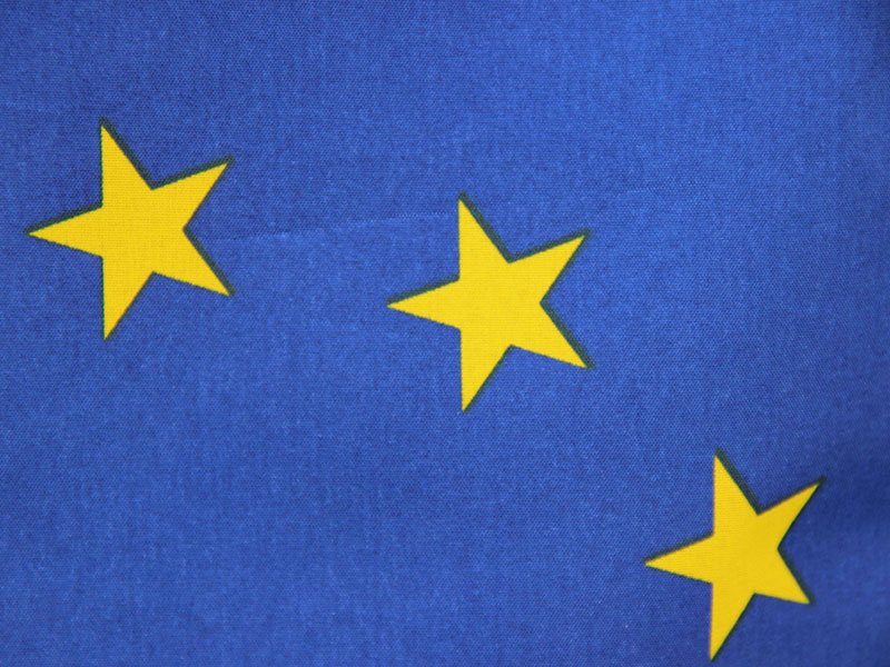 Ausschnitt mit drei Sternen aus der EU-Flagge.