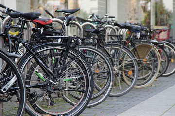 Fahrräder fahren auch in Städten, die autofrei sind.