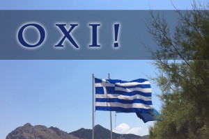 Griechische Flagge weht im Wind vor blauem Himmel, Hügeln und grünen Sträuchern, über dem Bild liegt der Schriftzuf "OXI!"