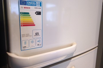 Bild einer Kühl-/Gefrierkombination, auf dem das neue EU-Label zur Energieeffizienz des Gerätes aufgeklebt ist.