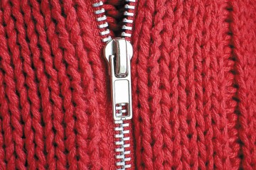 roter Wollpullover mit Reißverschluss