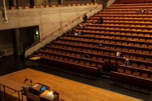 Hörsaal einer Uni mit ganz viel Sitzplätzen