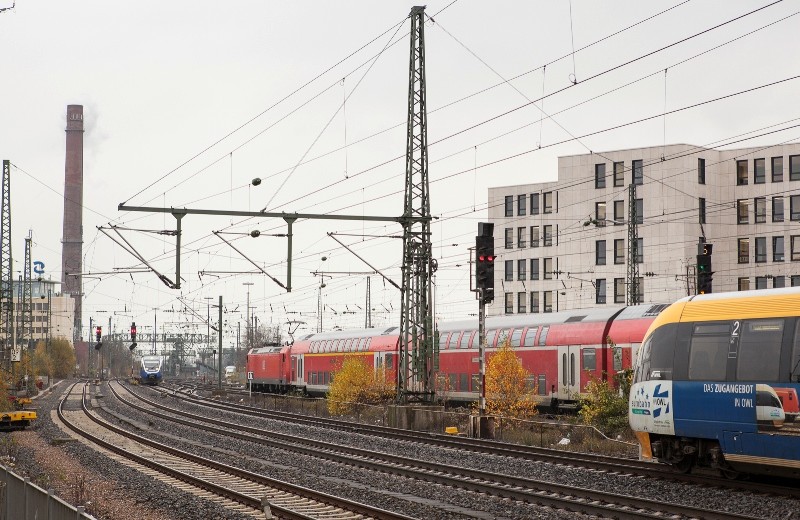 Mehre Züge vor einem weissen Gebäude