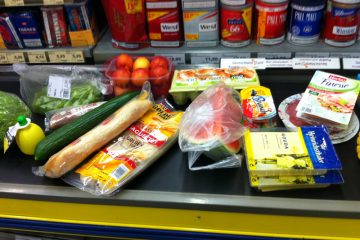 Ein Supermarkt-Kassenband, beladen mit verschiedensten Lebensmitteln
