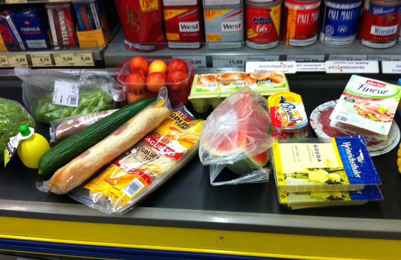 Ein Supermarkt-Kassenband, beladen mit verschiedensten Lebensmitteln