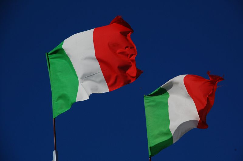 Zwei italienische Flaggen wehen vor tiefblauem Hintergrund