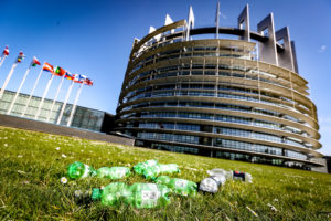 Plastikmüll vor dem EU Parlament